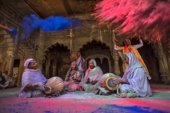 2018-HW-17-Sampa-Guha-Majundar-03-Widow-Holi-Jamnagar