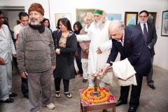 Chief Guest Genrral (Retd.) Jeet Khanna lighting up the lamp to inaugrate the art exhibition.